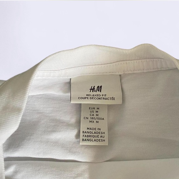 H&M • Graphic T - Picture 2 of 2